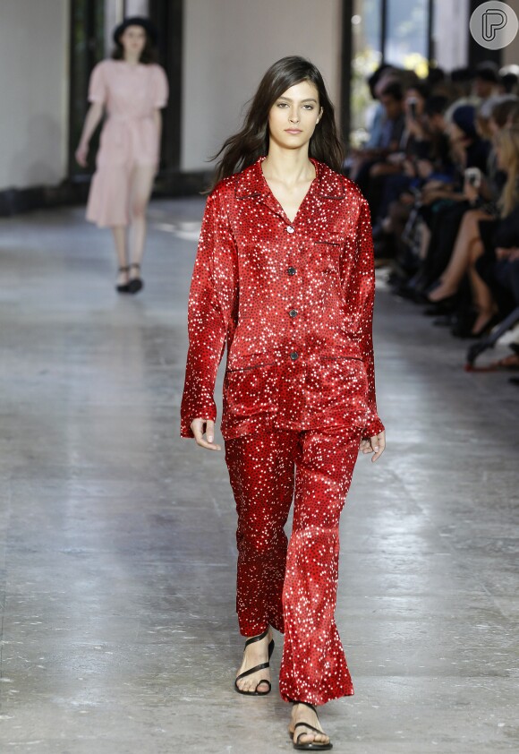 Pijama da marca Agnes B, o look em seda serve como loungewear e pode ser usado na vida real