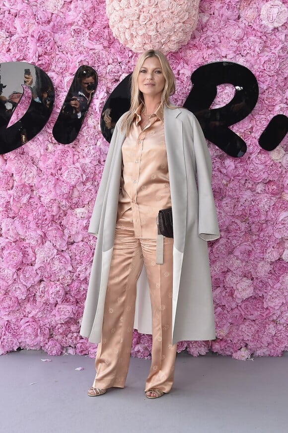 Kate Moss escolheu um modelo de pijama para prestigiar o último desfile masculino da Dior