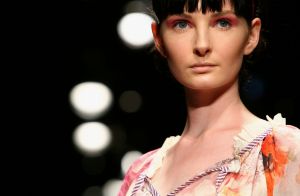 Sombra opaca vira tendência nas redes e compõe make colorida: 'Mega-aliada'