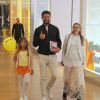 Cauã Reymond foi clicado passeando com filha e a mãe em shopping carioca