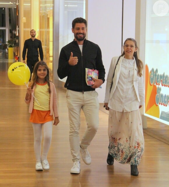 Cauã Reymond foi clicado passeando com filha e a mãe em shopping carioca