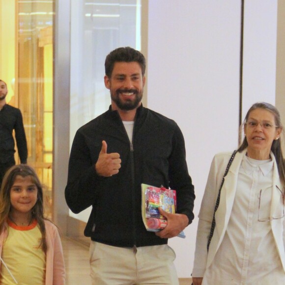 Cauã Reymond foi clicado passeando com filha e a mãe em shopping carioca