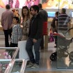Nívea Stelmann passeia com os filhos e o marido no shopping