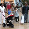 Nívea Sltelmann com a família no Village Mall, zona oeste do Rio