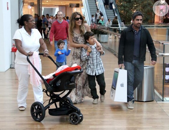 Nívea Sltelmann com a família no Village Mall, zona oeste do Rio