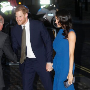 Assim como Meghan Markle, Príncipe Harry escolheu o azul como cor de seu terno