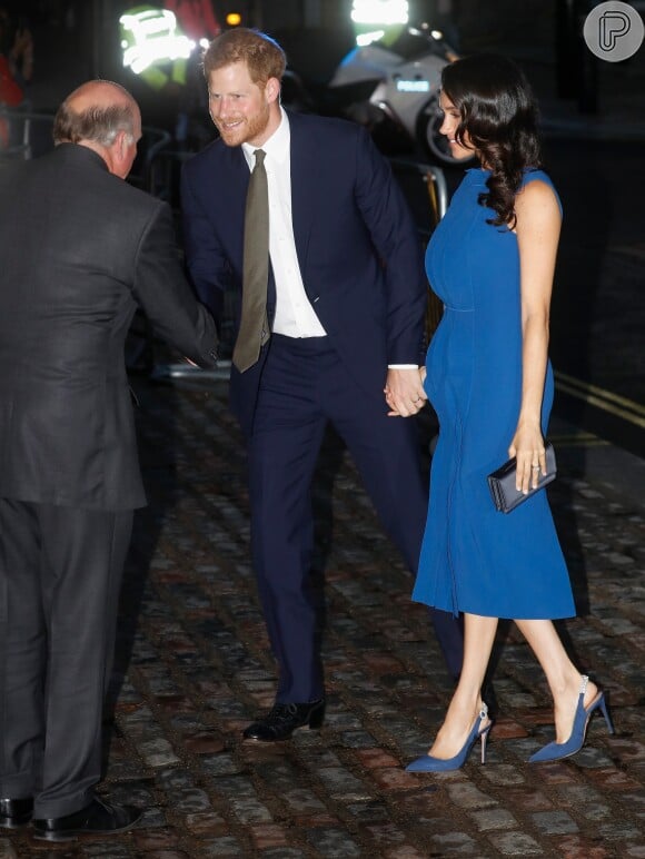 Assim como Meghan Markle, Príncipe Harry escolheu o azul como cor de seu terno