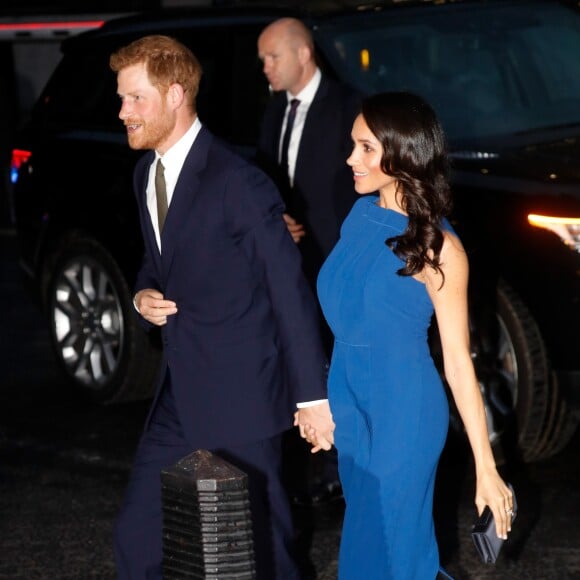 Meghan Markle combinou o vestido azul com scarpin no mesmo tom Aquazzura