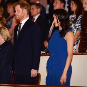 Meghan Markle usa look azul klein Jason Wu em evento beneficente