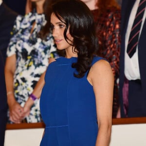 Meghan Markle deixou os fios soltos e levemente ondulados