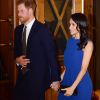 Meghan Markle e Príncipe Harry caminham de mãos dadas em evento