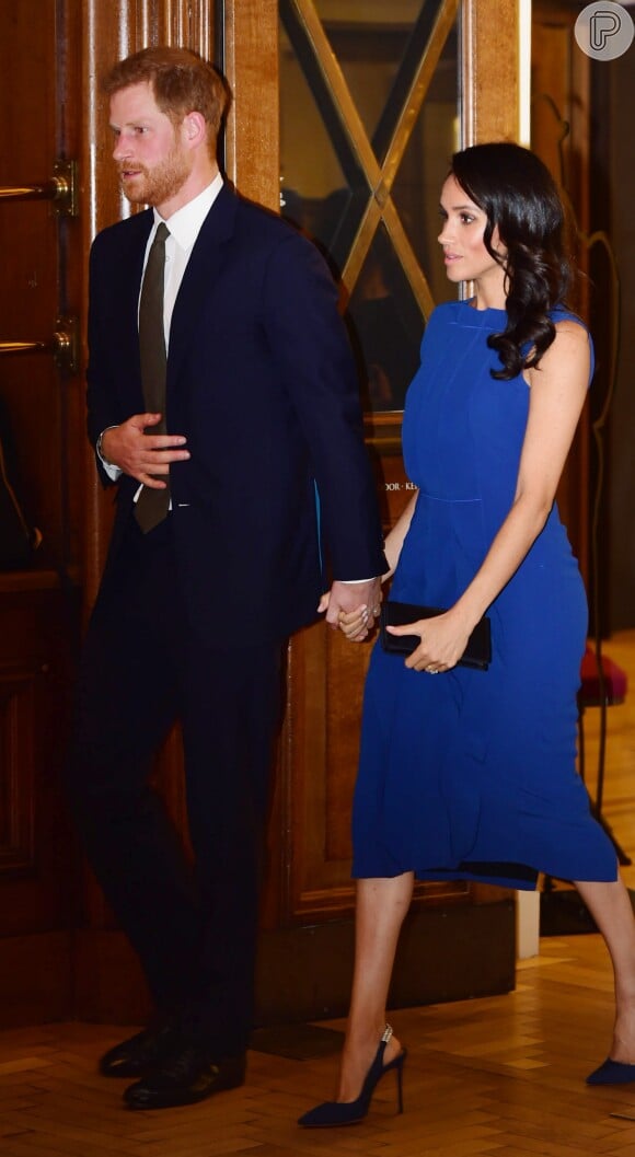 Meghan Markle e Príncipe Harry caminham de mãos dadas em evento