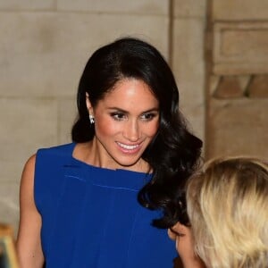 Meghan Markle conversa com participante de evento de gala beneficente