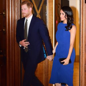 Meghan Markle escolhe vestido mídi azul Jason Wu em evento de caridade nesta quinta-feira, dia 06 de setembro de 2018