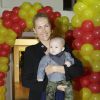 Ana Hickmann posa com o filho, Alexandre Jr, ao chegar à festa de 1 ano de Bento neste sábado, 9 de agosto de 2014