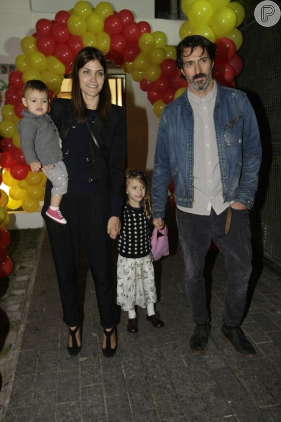 A top brasileira Luciana Curtis com o marido, o fotógrafo Henrique Gendre, e as filhas, Cora e Dahlia (no colo da mamãe)