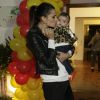 Fernanda Motta posa beijando a sua filha, Chloe, mostrando muito estilo de casaquinho com estampa animal print