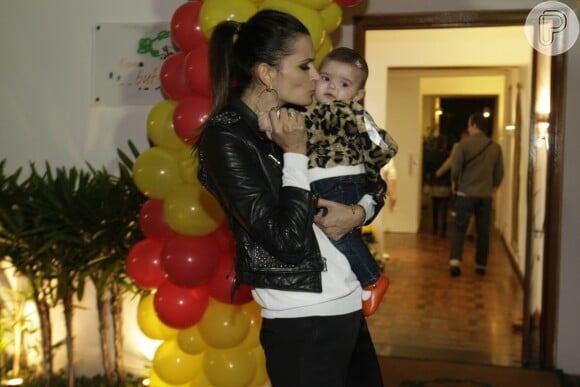 Fernanda Motta posa beijando a sua filha, Chloe, mostrando muito estilo de casaquinho com estampa animal print