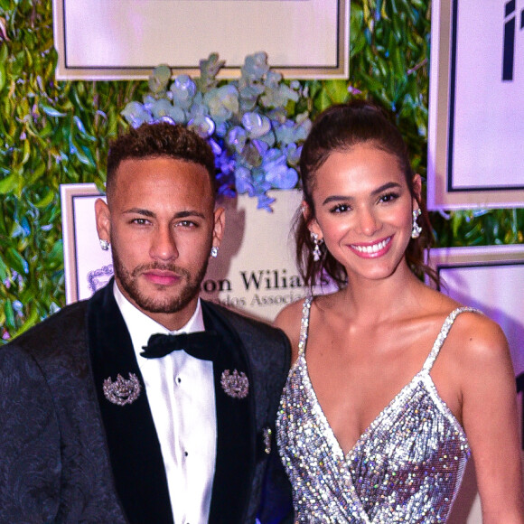 Bruna Marquezine deve prestigiar o namorado, Neymar, no jogo da seleção brasileira