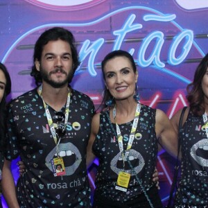 Fátima Bernardes esteve na Sapucaí, no Carnaval deste ano, ao lado de Laura, Beatriz e o namorado, Túlio Gadêlha