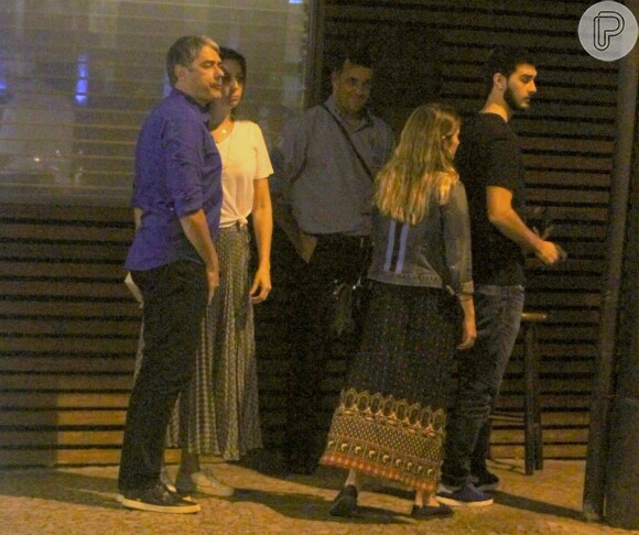 William Bonner e Natasha Dantas foram fotografados deixando um restaurante com Vinicius Bonemer e a namorada, Thalita