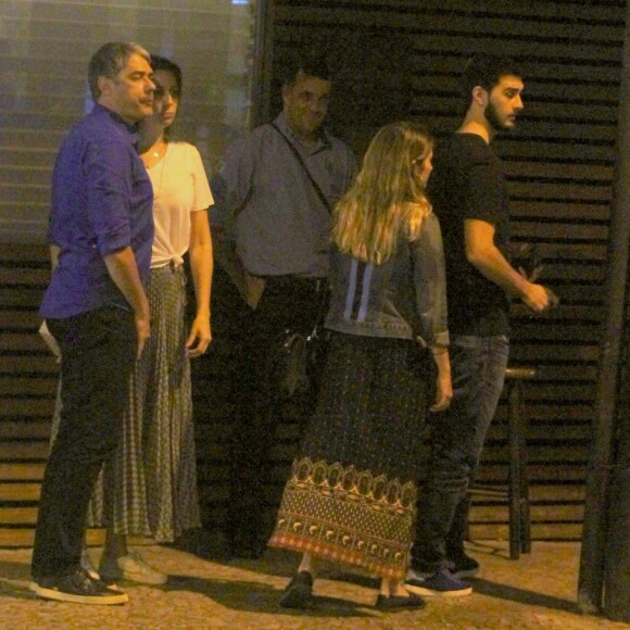 William Bonner e Natasha Dantas foram fotografados deixando um restaurante com Vinicius Bonemer e a namorada, Thalita