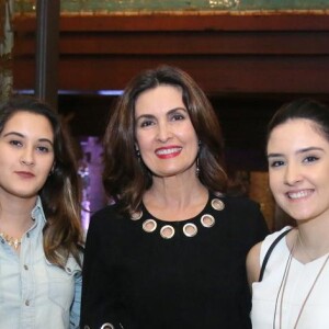 Fátima Bernardes viajou com as filhas Laura e Beatriz para Barcelona