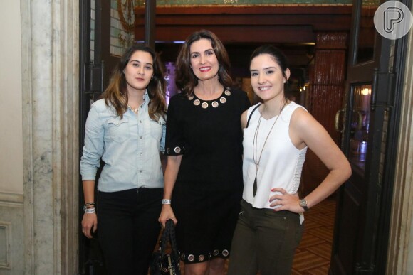 Fátima Bernardes viajou com as filhas Laura e Beatriz para Barcelona