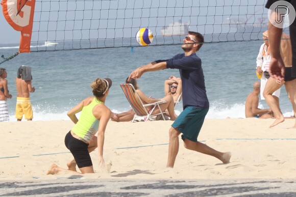 Fernanda Lima e Rodrigo Hilbert disputaram uma partida de vôlei na areia