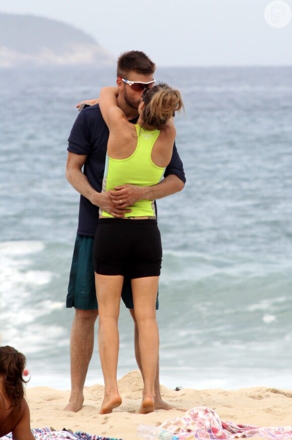Fernanda Lima e Rodrigo Hilbert trocaram beijos na praia