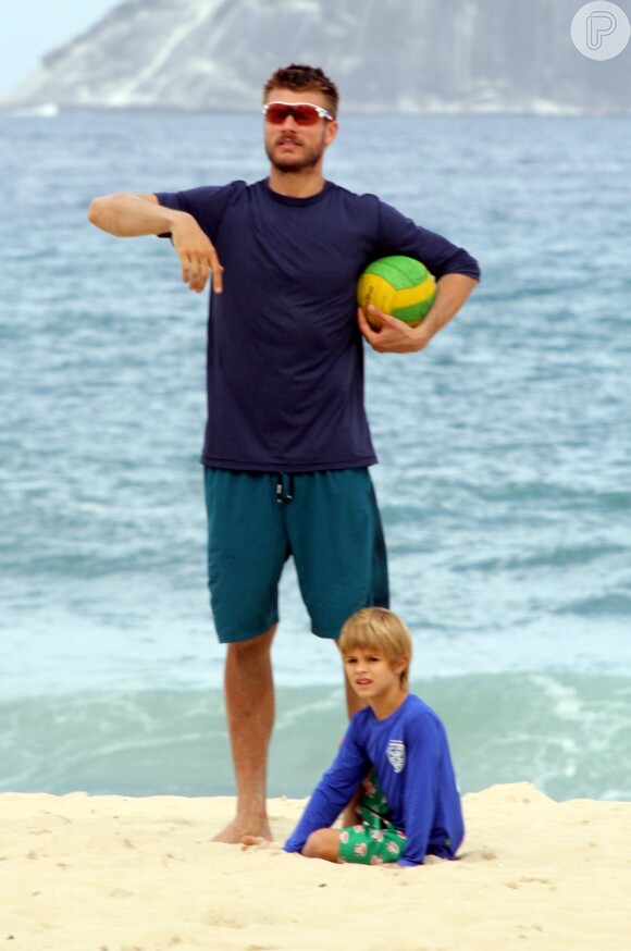 Rodrigo Hilbert também jogou bola com as crianças enquanto Fernanda Lima pegava sol
