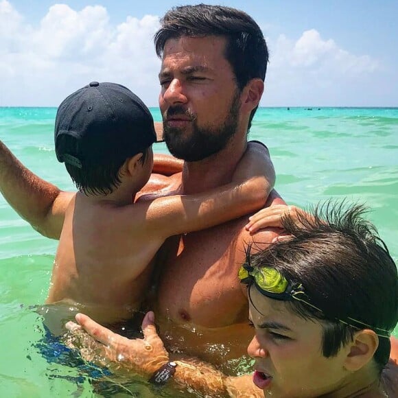 Juliana Paes e Eduardo Baptista são pais dos pequenos Pedro e Antônio