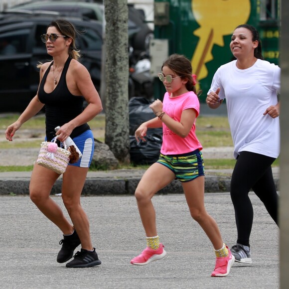 Flávia Alessandra malhou com a companhia da filha Olívia, de 7 anos