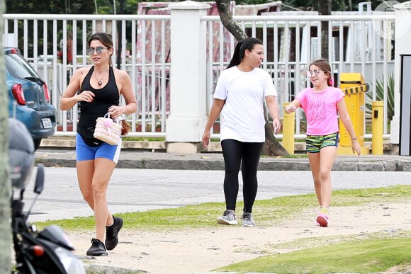 Flávia Alessandra e a filha caçula foram fotografadas saindo da academia