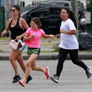 Flávia Alessandra e a filha Olívia mostraram disposição ao deixar academia
