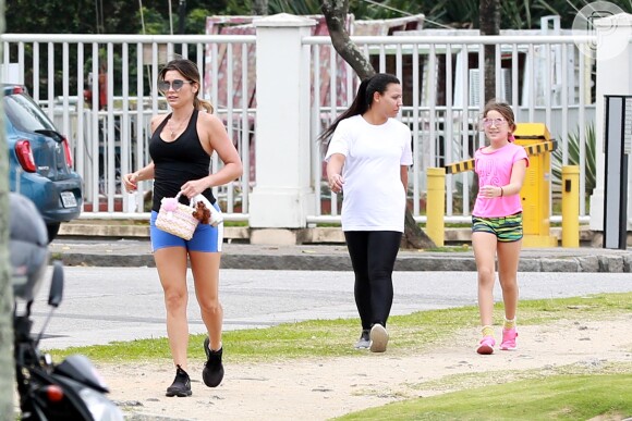 Acompanhada da filha caçula, Flávia Alessandra praticou exercícios físicos