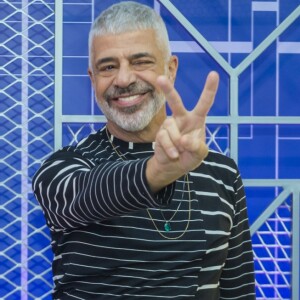 'O nosso amor virou notícia. Ganhou a capa do jornal. Depois quebrou a internet. Viralizou geral', diz trecho da música de Lulu Santos