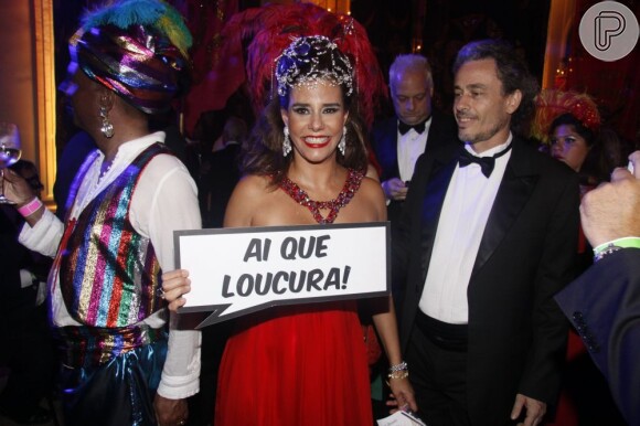 Narciza também esteve no Baile do Copa, mas não quis tirar foto com Val, que participa novamente com ela do reality show "Mulheres Ricas 2", na Band
