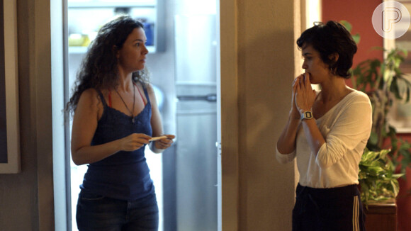 Selma (Carol Fazu) se revolta ao saber que é traída por Maura (Nanda Costa) com Ionan (Armando Babaioff) nos próximos capítulos da novela 'Segundo Sol': 'Saia da minha vida!'