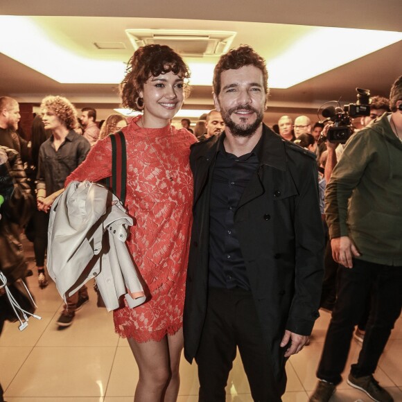 Sophie Charlotte apostou em vestido curtinho, com forro de renda laranja, e scarpin para a première do filme '10 Segundos Para Vencer'