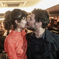 Daniel de Oliveira ganha beijo de Sophie Charlotte ao lançar filme no Rio. Fotos
