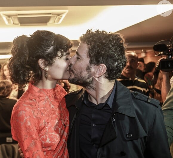 Daniel de Oliveira ganha beijo da mulher, Sophie Charlotte ao lançar o filme '10 Segundos Para Vencer'