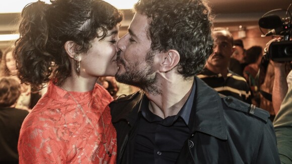 Daniel de Oliveira ganha beijo de Sophie Charlotte ao lançar filme no Rio. Fotos