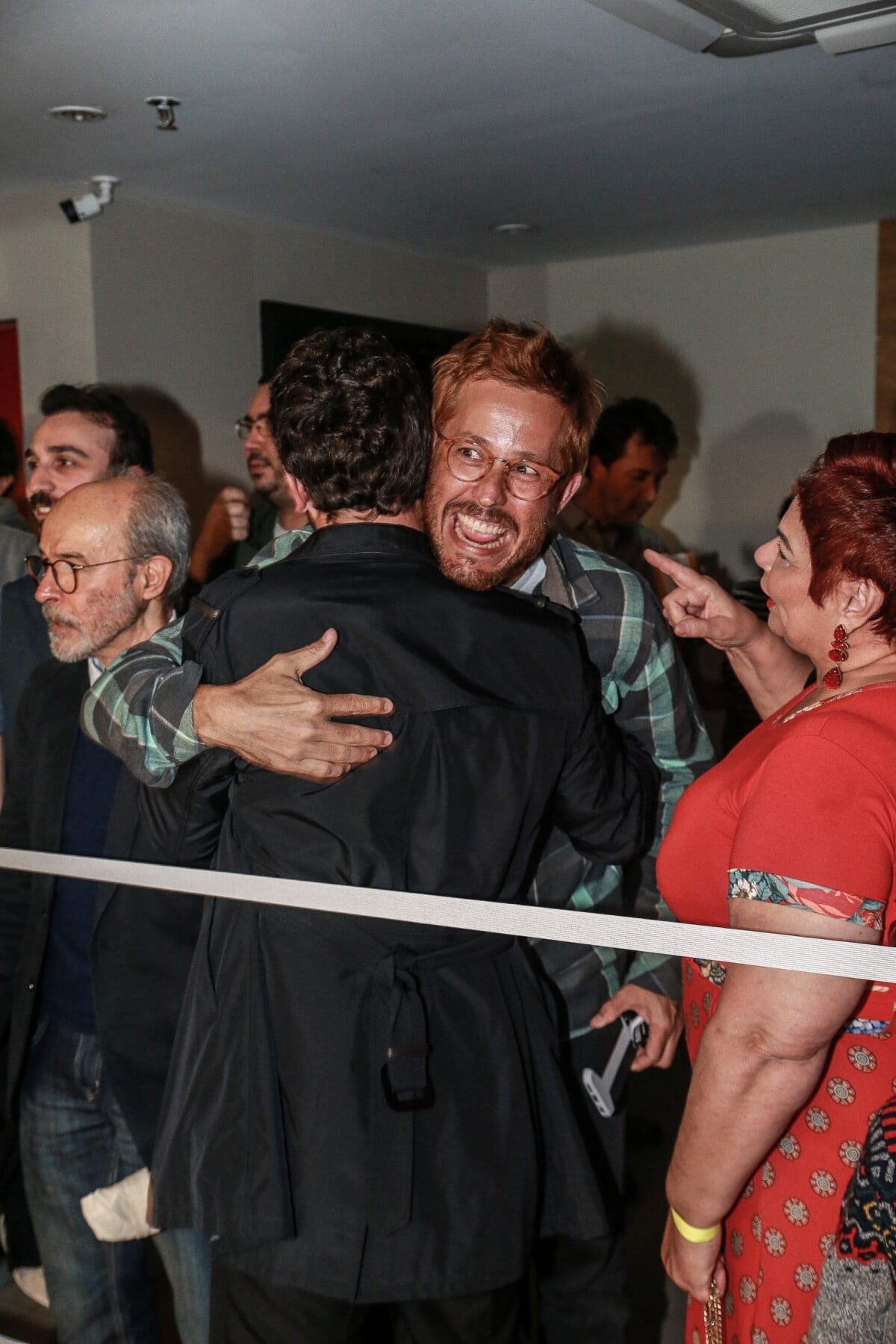 Foto: Roger Gobeth exibe cabelo ruivo e cumprimenta Daniel de Oliveira ...