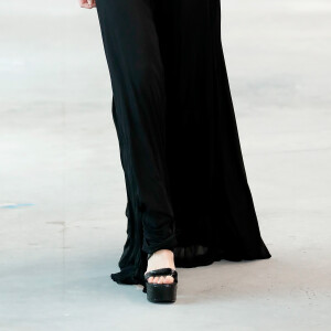 A modelo Gigi Hadid participou do desfile de Michael Kors e mostrou que a sandália preta flatform também pode combinar com vestidos longos de festa