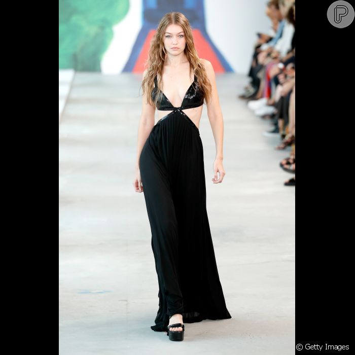 A modelo Gigi Hadid participou do desfile de Michael Kors e mostrou que a  sandália preta flatform também pode combinar com vestidos longos de festa -  Purepeople