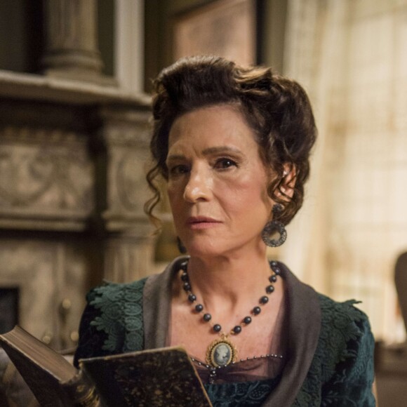 Lady Margareth (Natália do Vale) vai morrer envenenada nos próximos capítulos da novela 'Orgulho e Paixão'