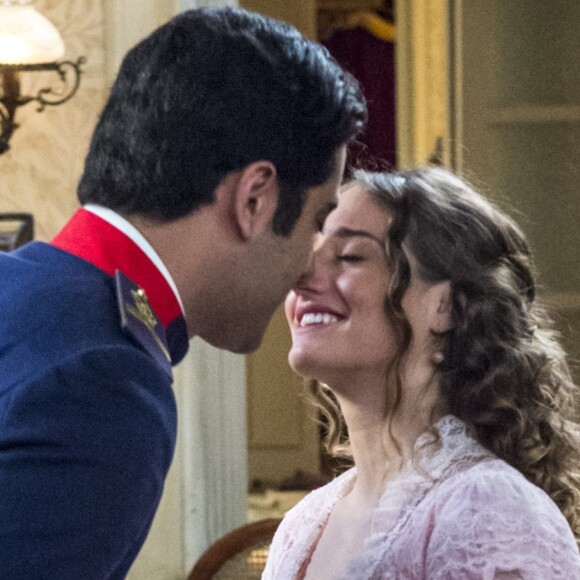 Lídia (Bruna Griphão), grávida, vai se casar com Randolfo (Miguel Romulo), na novela 'Orgulho e Paixão'