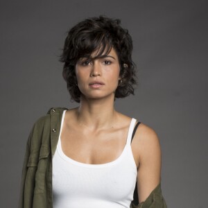 Maura (Nanda Costa) dá uma joelhada nas 'partes baixas' do pai, ao evitar que ele bata em Nice (Kelzy Ecard) nos próximos capítulos da novela 'Segundo Sol': 'Nem pense em relar a mão na minha mãe! Se não quer ir preso'