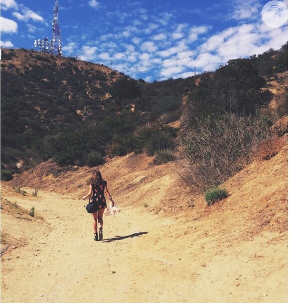 Bruna Marquezine caminha por estrada de Los Angeles, nos EUA